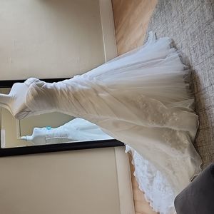 Sz 6 light ivory ruched asymetrical fit and flare style wedding dress